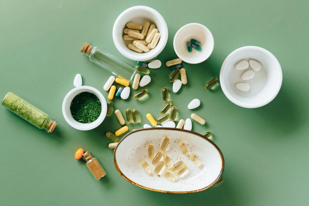 Top Supplements Overview – Assorted Supplements Top supplements overview shown with assorted capsules, tablets, and powdered supplements on a green background.